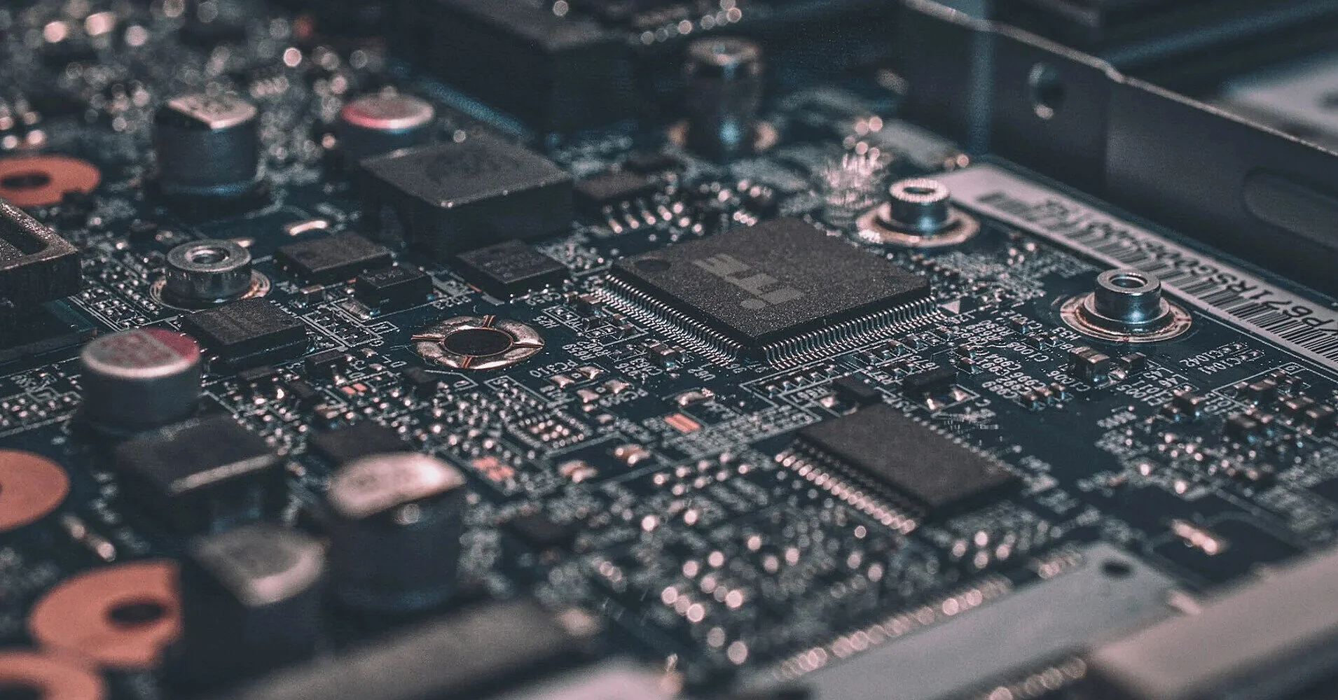 Війна з Іраном загрожує постачанню чипів: під ударом матеріали для AI-процесорів і пам’яті