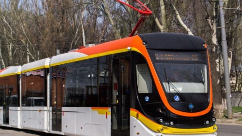 У Дніпрі ремонтують колії: як курсуватимуть трамваї ввечері