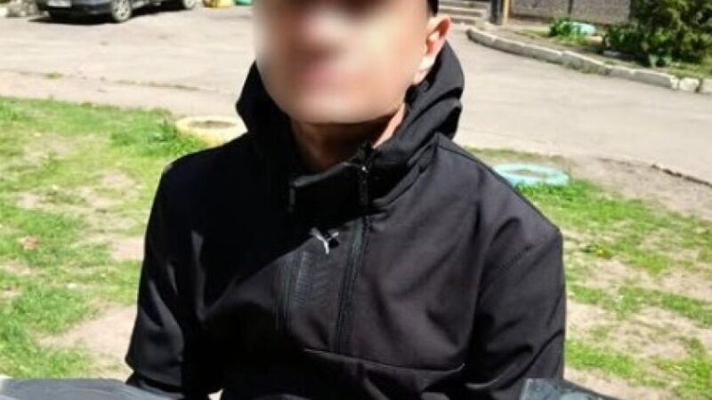 7 полімерних трубочок з речовиною білого кольору: у Кривому Розі виявили чоловіка з наркотиками