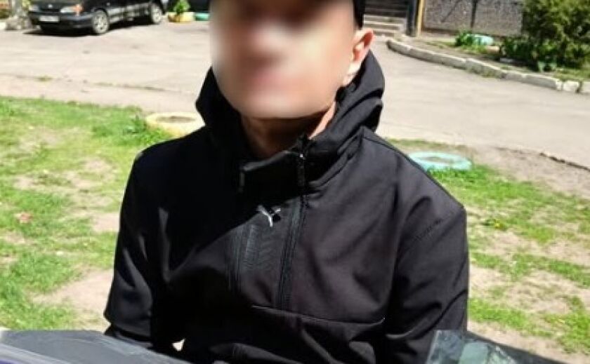 7 полімерних трубочок з речовиною білого кольору: у Кривому Розі виявили чоловіка з наркотиками