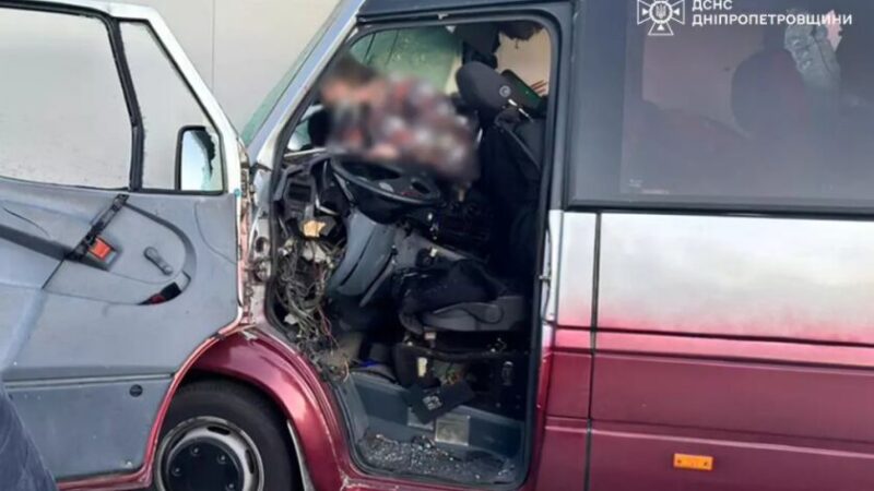 У Дніпровському районі внаслідок зіткнення маршрутки з вантажівкою загинула жінка