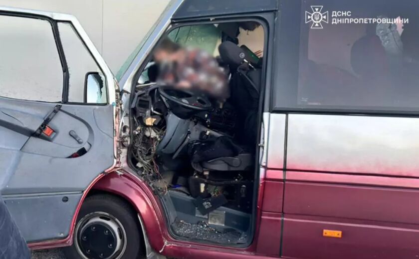 У Дніпровському районі внаслідок зіткнення маршрутки з вантажівкою загинула жінка