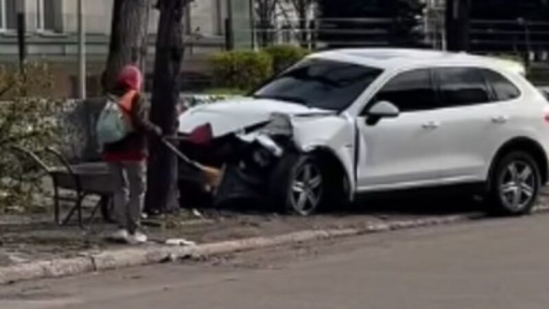 У Кам’янському Porsche врізався у дерево