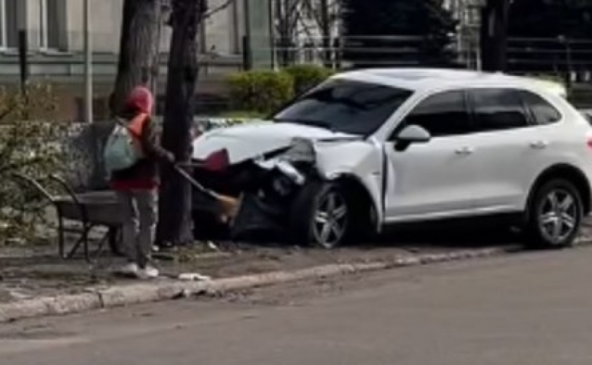 У Кам’янському Porsche врізався у дерево