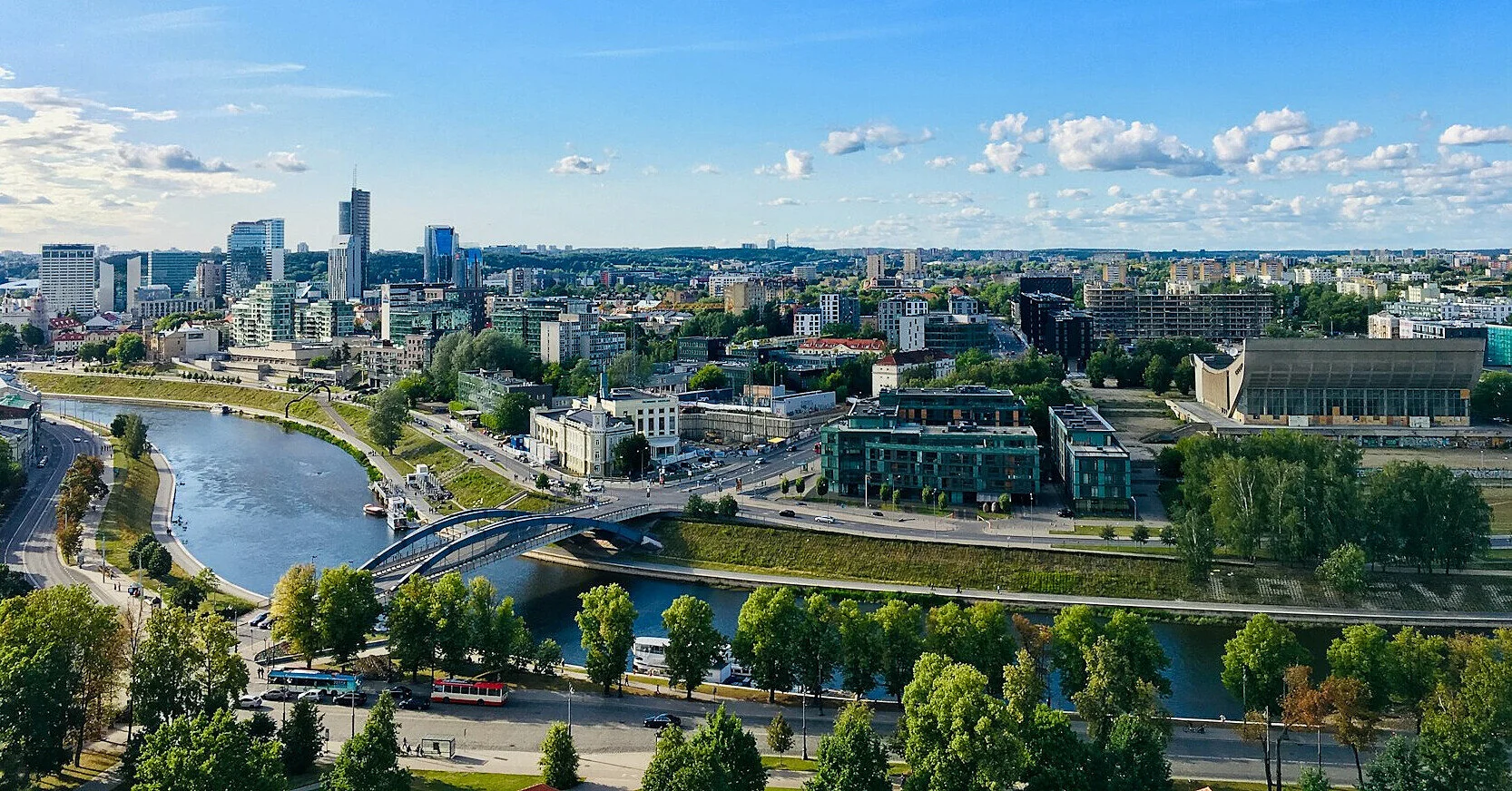 Закритий аеропорт та евакуація Сейму: у Литві оголошували тривогу через дрон