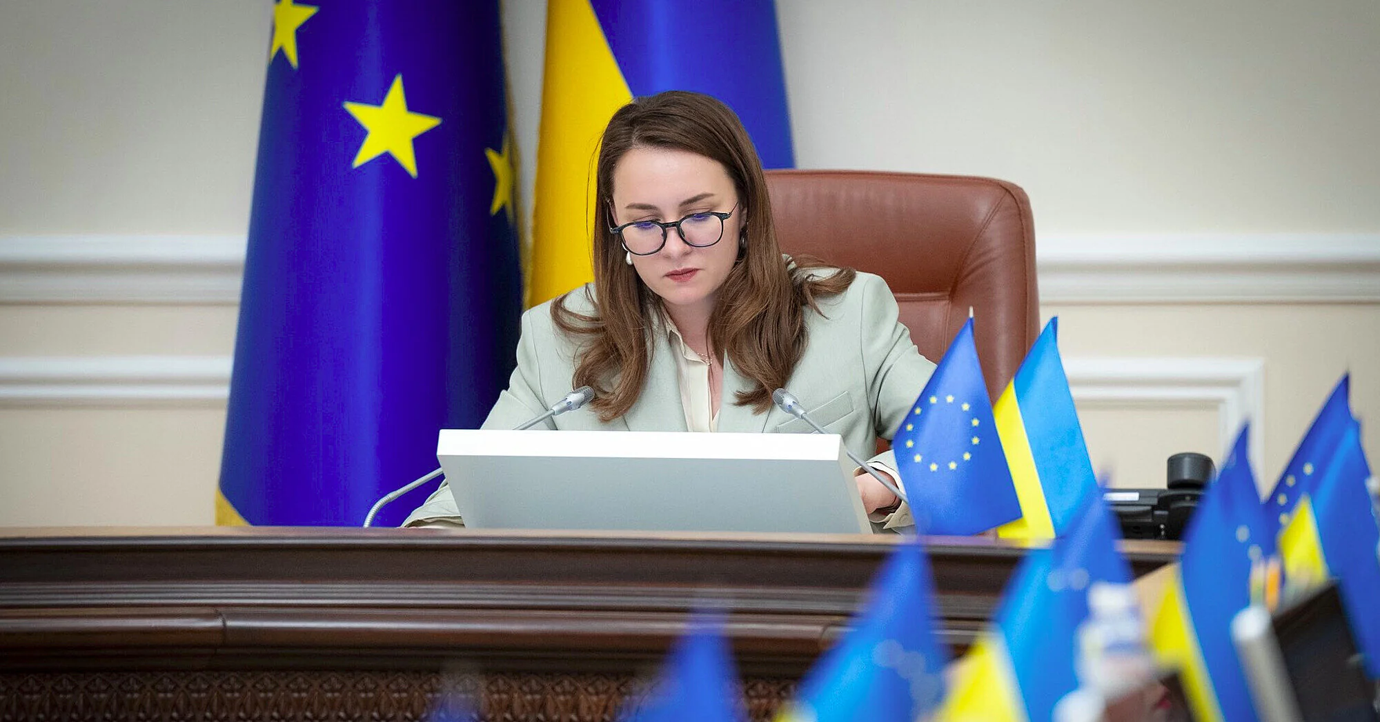 Кабінет міністрів зняв обмеження на виїзд за кордон для частини жінок-чиновниць