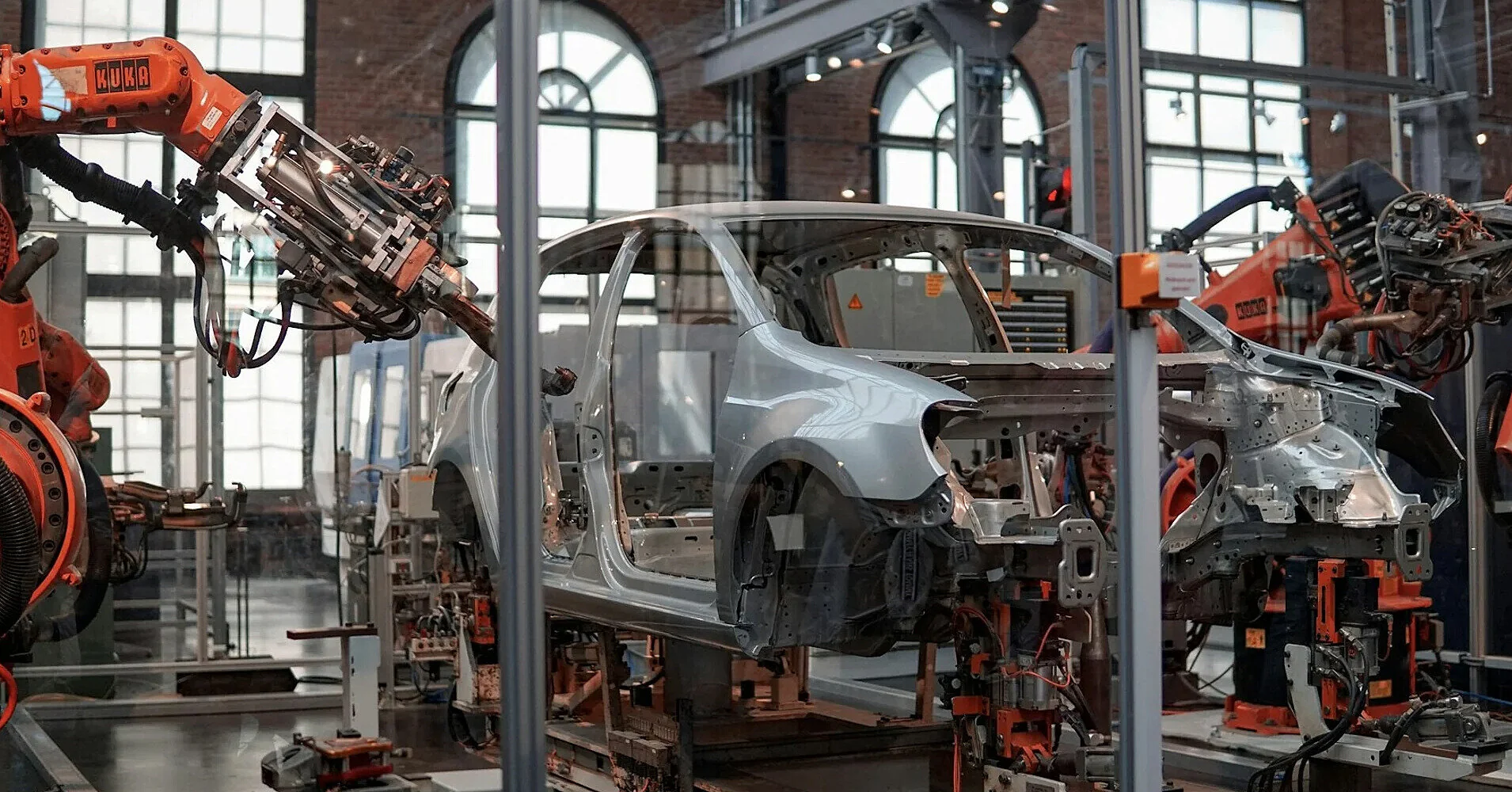 Німецький автопром попередив про нову хвилю скорочень через електромобілі