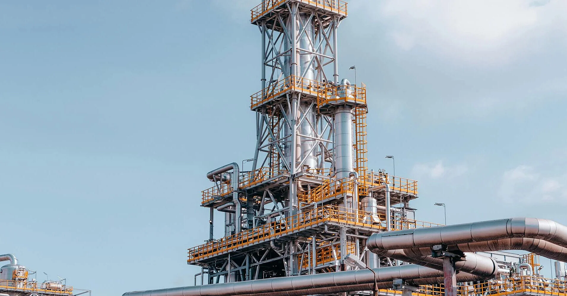 Азійські НПЗ доплачують близько $20 за нафту з ОАЕ через дефіцит сировини