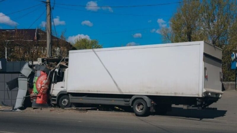 У Дніпрі на проспекті Мазепи вантажівка вʼїхала у кіоск: подробиці ДТП