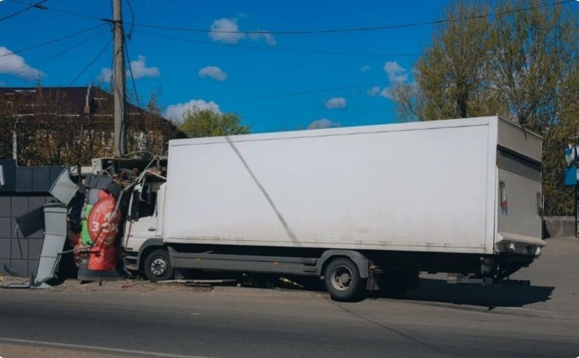 У Дніпрі на проспекті Мазепи вантажівка вʼїхала у кіоск: подробиці ДТП