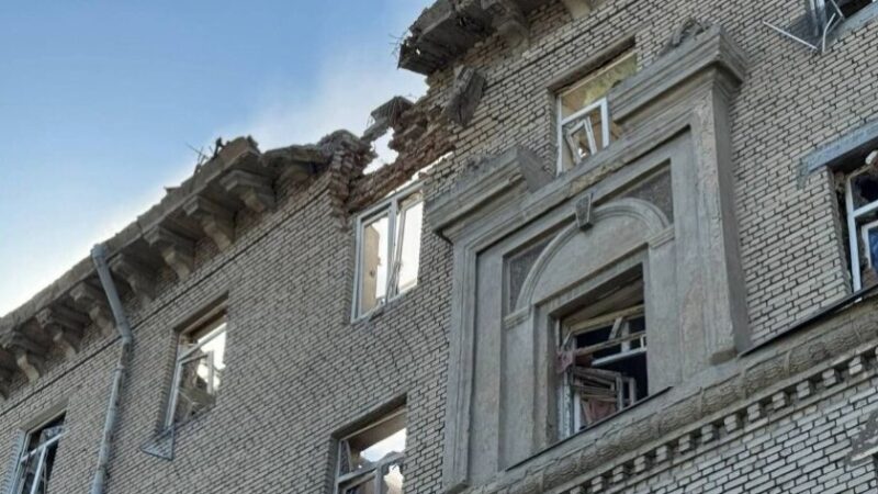 Ворог вдарив по житловому кварталу Дніпра: є постраждалі
