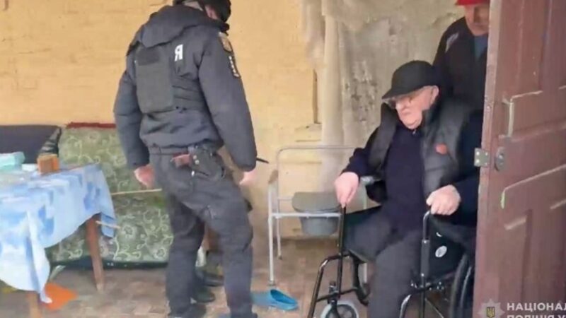 Поліцейські Запоріжжя евакуювали п’ятьох мешканців Таврійської громади з прифронтових територій