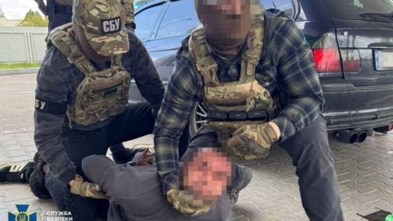 Організували нелегальний «трафік» ухилянтів до кордону: у Запоріжжі викрито контрактника та його спільника