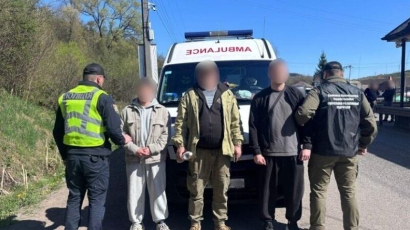 Втеча з країни на «Швидкій з мигалками»: на Закарпатті викрили ще одну схему перевезення військовозабовʼязаних чоловіків