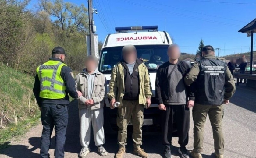 Втеча з країни на «Швидкій з мигалками»: на Закарпатті викрили ще одну схему перевезення військовозабовʼязаних чоловіків