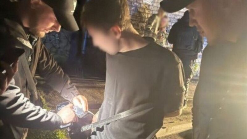 Правоохоронці Запоріжжя затримали чоловіка за пограбування 13-річного підлітка
