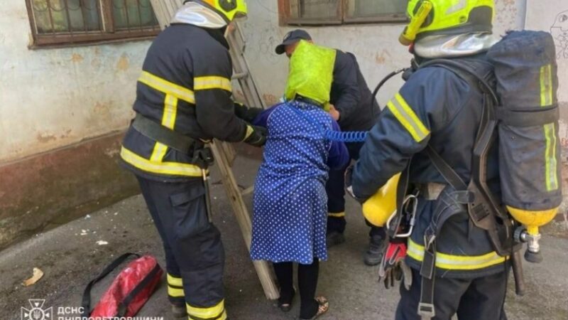Рятувальники Кривого Рогу ліквідували пожежу та врятували 8 осіб