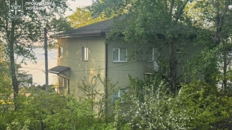 Самовільно збудували двоповерховий котедж на березі Дніпра: суд зобов’язав підприємство знести незаконну будівлю