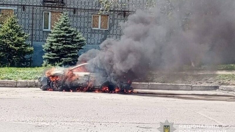 У Марганці російський дрон атакував авто з людьми: поліцейські евакуювали поранених під загрозою повторного удару