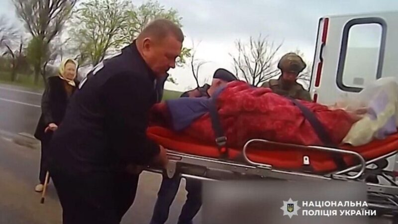 Просять вивезти рідних з небезпеки: Поліцейські екіпажу «Білий янгол» евакуювали майже 50 мешканців Нікопольщини