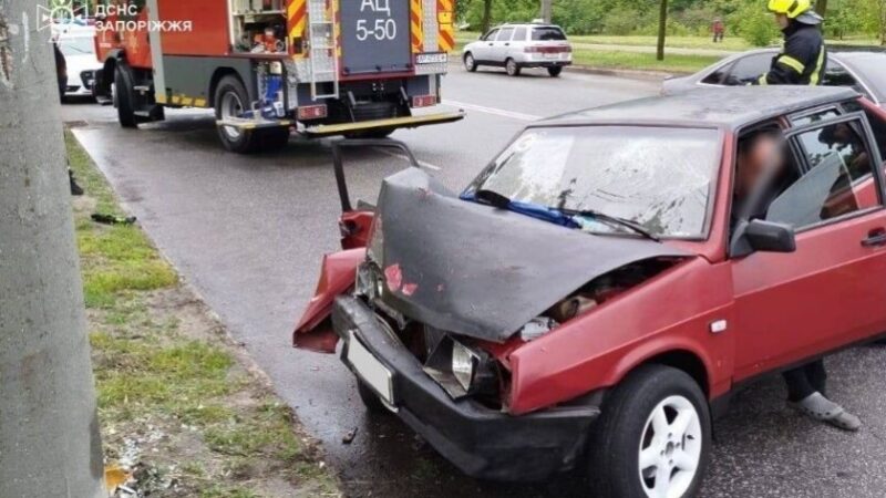 Запоріжжя: надзвичайники деблокували пасажира з понівеченого внаслідок ДТП автомобіля