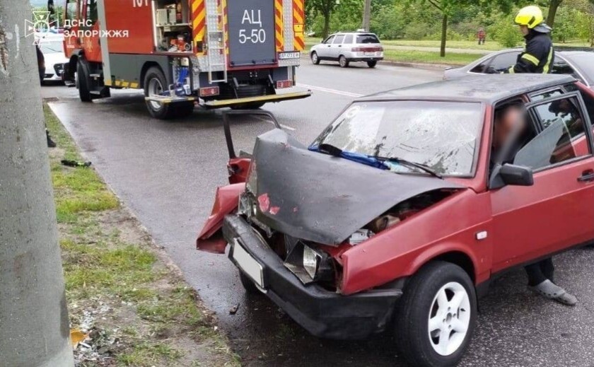 Запоріжжя: надзвичайники деблокували пасажира з понівеченого внаслідок ДТП автомобіля