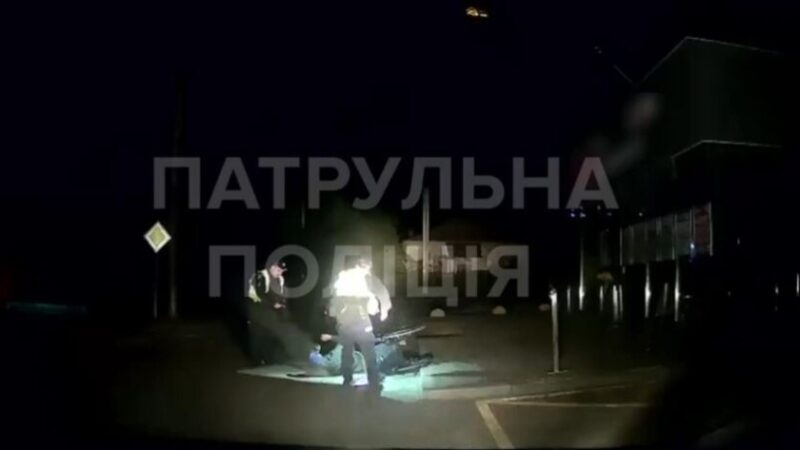 Наїхав на бордюр вночі та перекинувся: патрульні Кривого Рогу допомогли чоловікові з інвалідністю