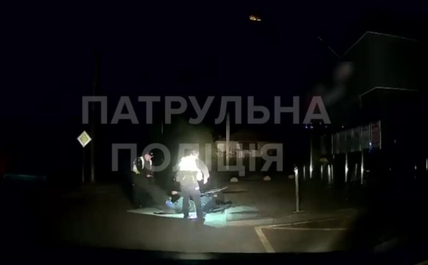 Наїхав на бордюр вночі та перекинувся: патрульні Кривого Рогу допомогли чоловікові з інвалідністю
