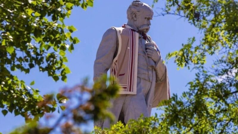 У Дніпрі до Дня вишиванки прикрасили пам’ятник Тарасу Шевченку
