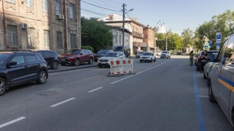 У Дніпрі біля Успенської площі провалився асфальт: подробиці