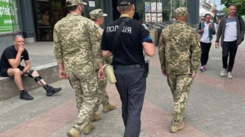 Чому в мобілізованих забирають мобільні телефони: пояснення від ТЦК
