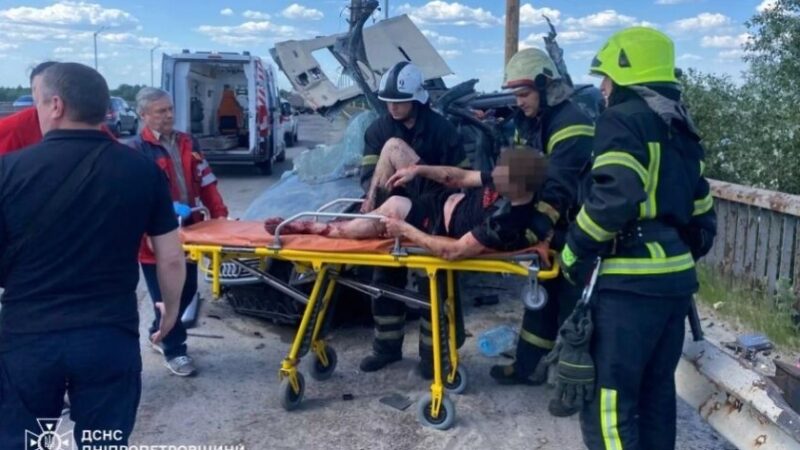 Рятувальники Камʼянського деблокували двох людей із пошкодженого внаслідок ДТП автомобіля