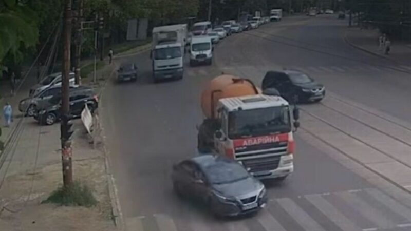На проспекті Богдана Хмельницького у Дніпрі сталася ДТП за участю вантажівки та легковика
