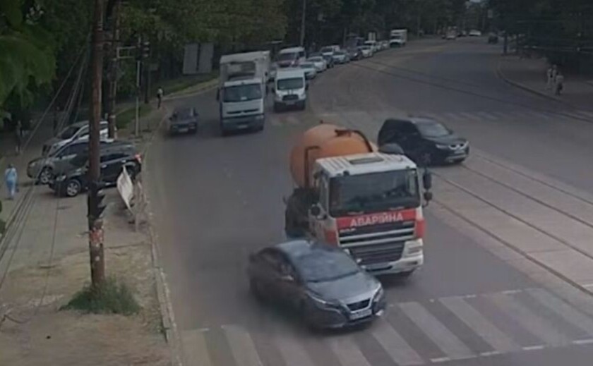 На проспекті Богдана Хмельницького у Дніпрі сталася ДТП за участю вантажівки та легковика