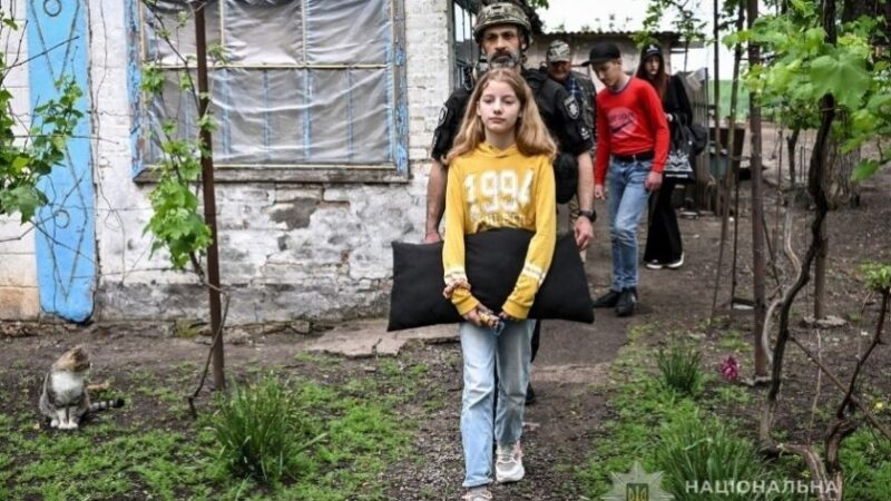 Поліцейські Запоріжжя евакуювали з-під обстрілів дві родини