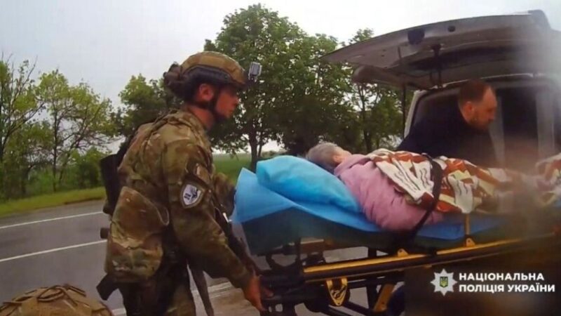 Життя у зоні постійного ураження: поліцейські «Білого янгола» продовжують евакуацію жителів Нікопольщини