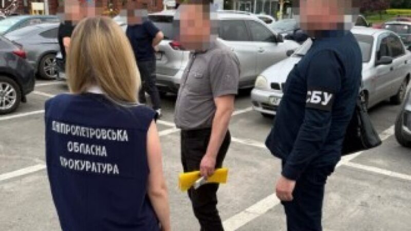 У Дніпрі викрито адвоката, який за 6 тис. доларів обіцяв «вирішити питання» щодо уникнення затримання та доставки до ТЦК та СП