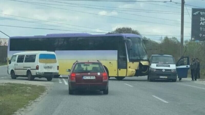 На в’їзді у Дніпро легковик врізався в автобус