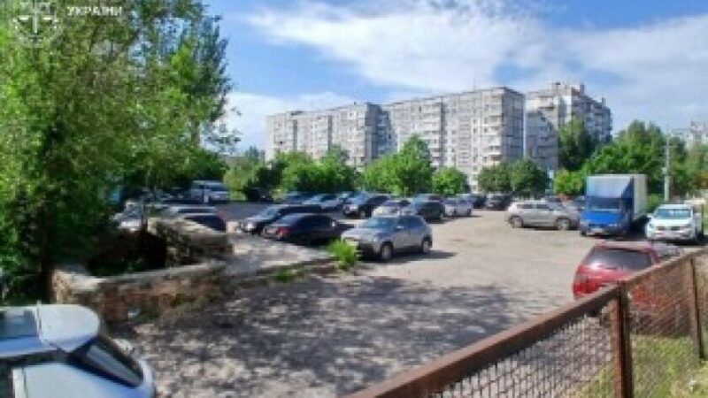 У Дніпрі прокуратура через суд зобов’язала знести незаконну автостоянку