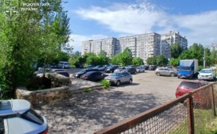 У Дніпрі прокуратура через суд зобов’язала знести незаконну автостоянку