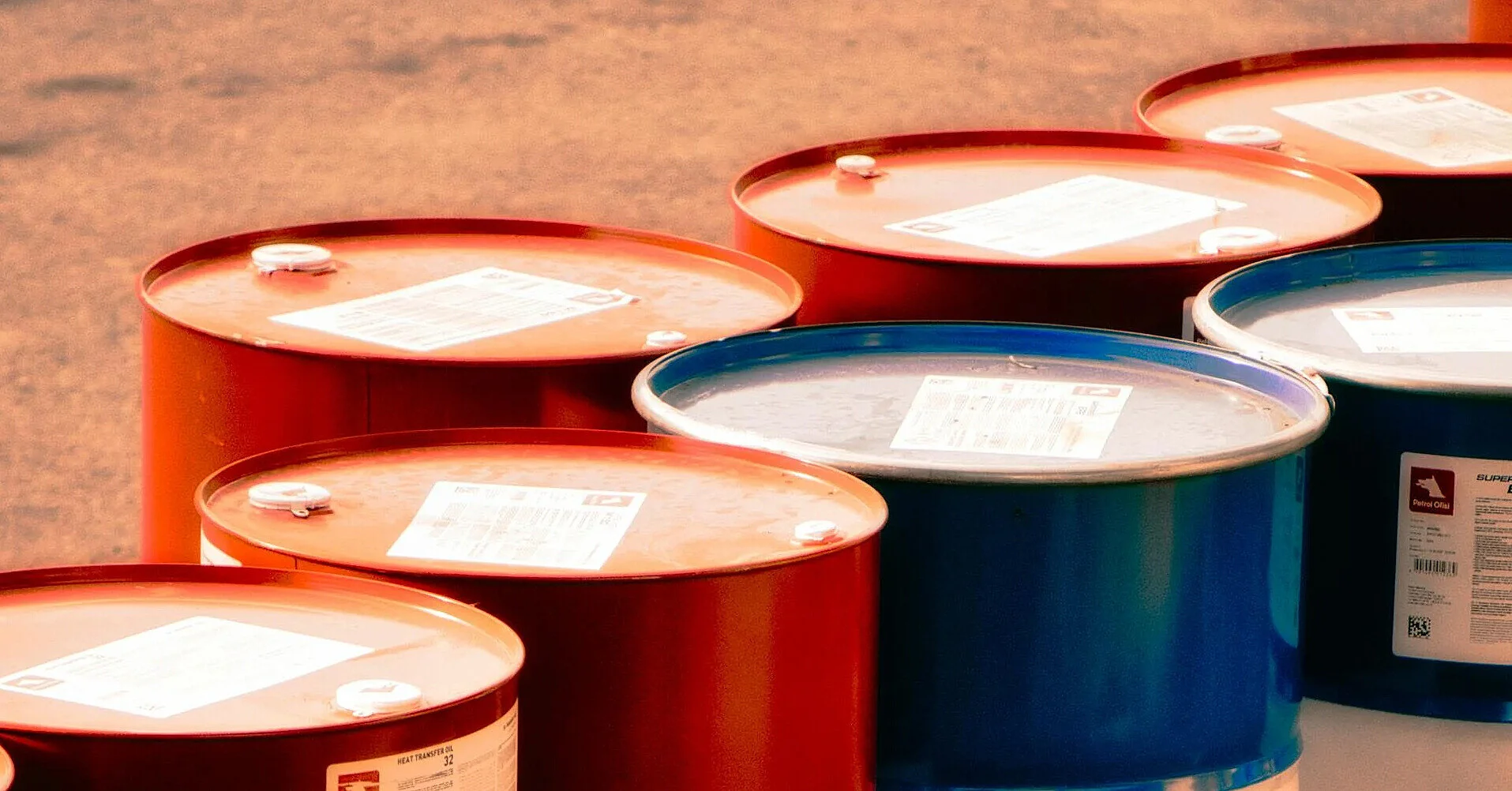 Близько $108: Нафта дешевшає після паузи США в операції в Ормузькій протоці