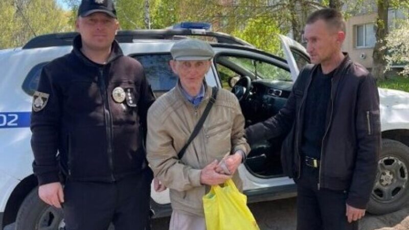 Блукав лісом кілька днів: на Дніпропетровщині поліцейські повернули літнього чоловіка додому