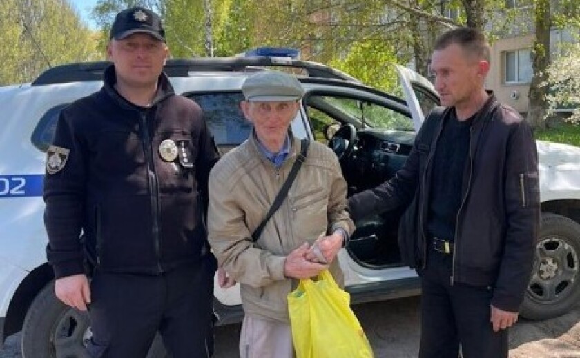 Блукав лісом кілька днів: на Дніпропетровщині поліцейські повернули літнього чоловіка додому
