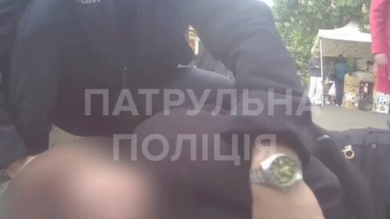 У Кривому Розі патрульні допомогли жінці, яка знепритомніла на вулиці