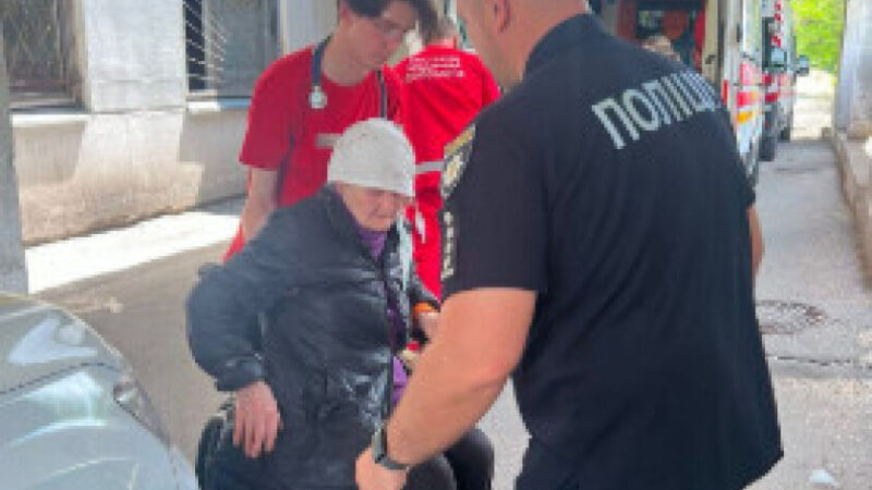У Підгородному поліцейські офіцери громади допомогли літній жінці, яка травмувалася на вулиці