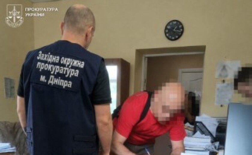 Працевлаштування «по-знайомству»: у Дніпрі підозрюється ексдиректорка держустанови та її четверо підлеглих