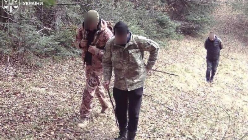 Заробили 700 тисяч $ на ухилянтах: викрито масштабну схему переправлення чоловіків за кордон за участю депутата та поліцейського