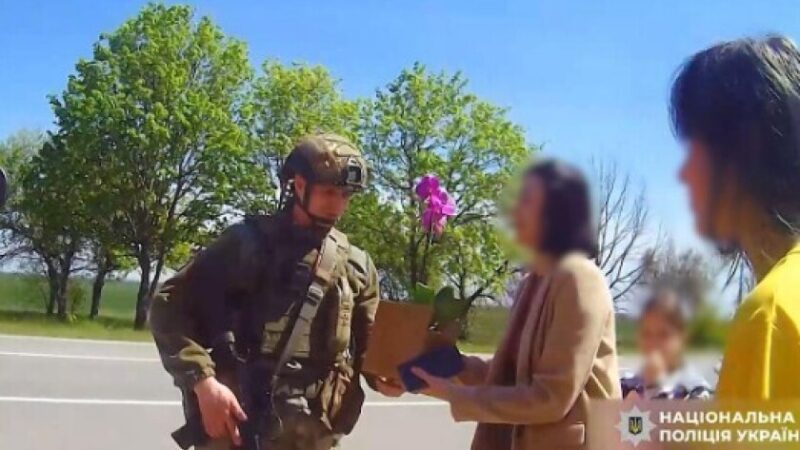 «Ми з дітьми встигли вийти, а двоє зятів отримали поранення через атаку ворожого дрона»: поліцейські «Білого янгола» евакуюють родини з дітьми з прифронтових громад