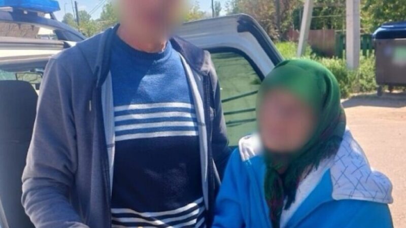 Блукала вулицею, всіяною оптоволокном та залишками здетонованих дронів: патрульні Нікополя допомогли літній жінці повернутися додому