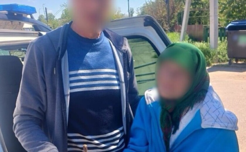 Блукала вулицею, всіяною оптоволокном та залишками здетонованих дронів: патрульні Нікополя допомогли літній жінці повернутися додому